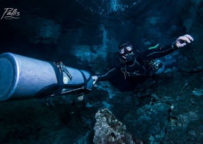 Removing one tank Sidemount Diving